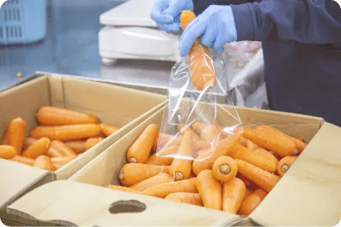 にんじんを袋を入れている様子