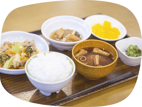 手作りの彩りがよくボリュームのある食事